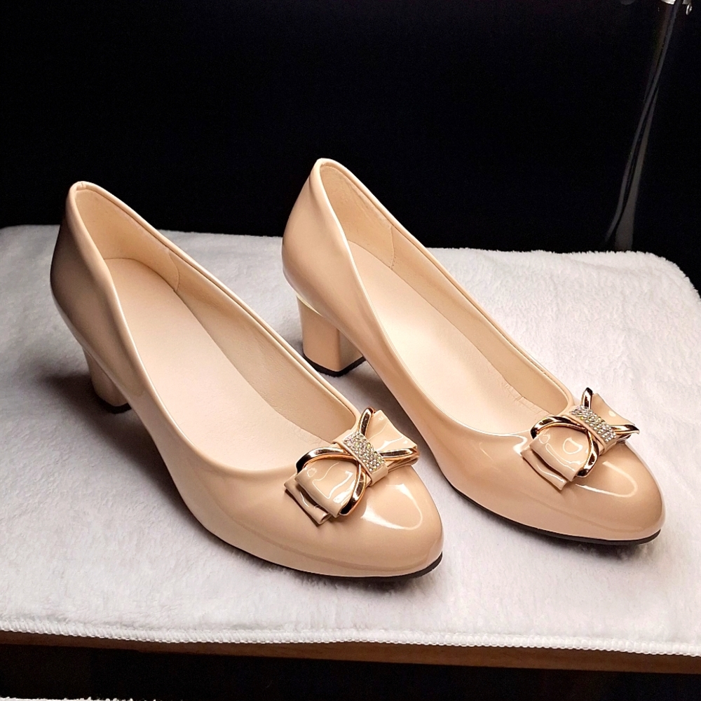 Cream colored women's size 42 heels with bow gem accents and gold details
